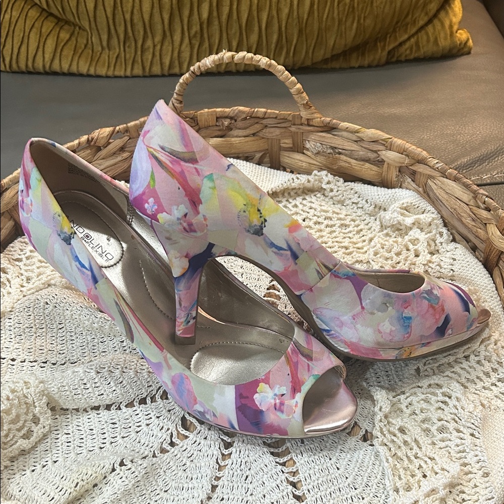 Bandolino Colorful Floral Peep-Toe Heels. 3” GUC